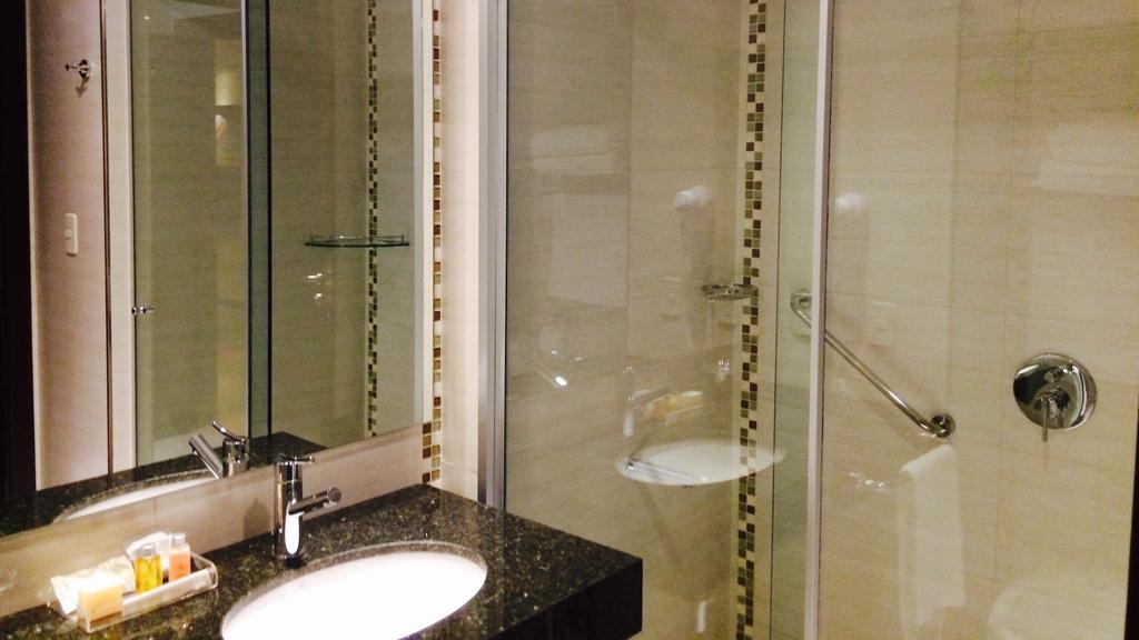 Carnaval Hotel Casino Encarnacion Room photo A shower door
