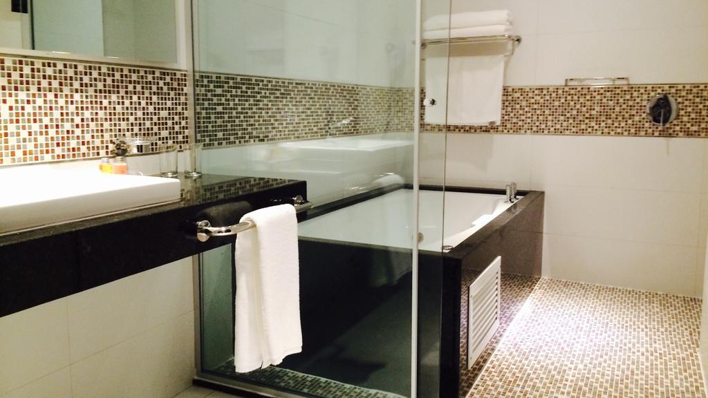 Carnaval Hotel Casino Encarnacion Room photo A bathroom in a hotel