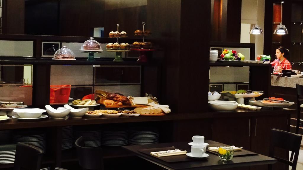Carnaval Hotel Casino Encarnacion Exterior photo A buffet at a hotel
