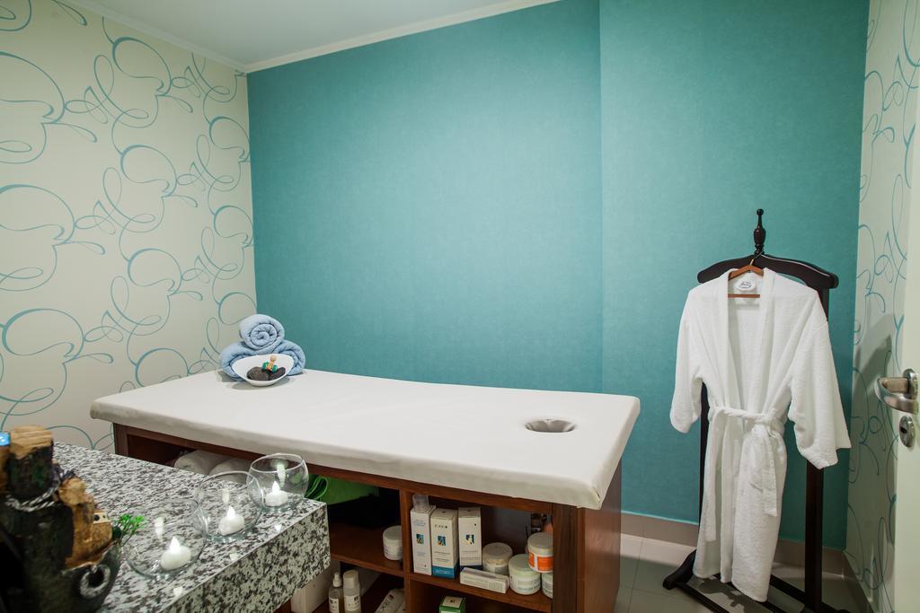 Carnaval Hotel Casino Encarnacion Exterior photo A massage table