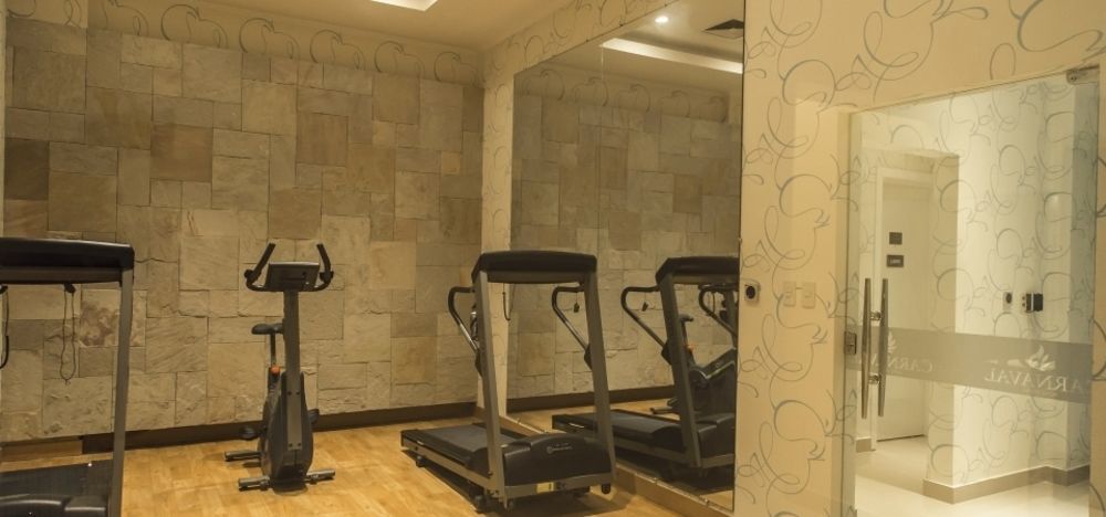 Carnaval Hotel Casino Encarnacion Exterior photo A mirror in a gym