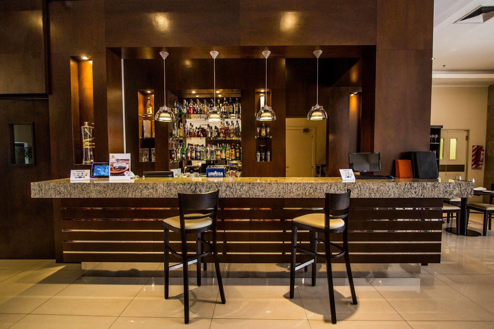 Carnaval Hotel Casino Encarnacion Exterior photo A bar in a hotel