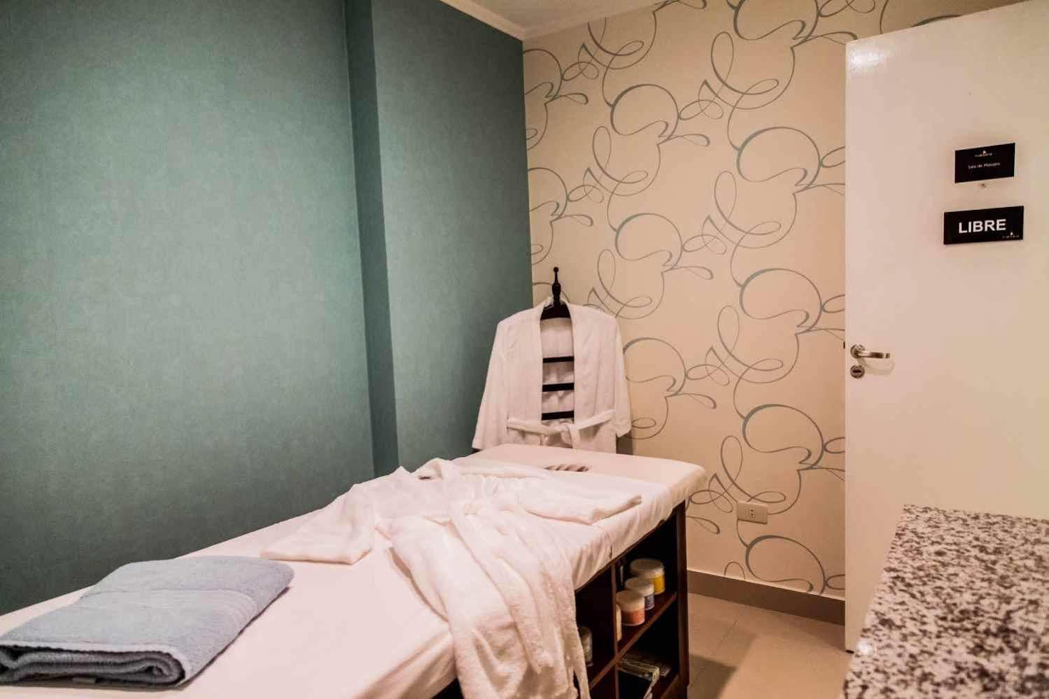 Carnaval Hotel Casino Encarnacion Exterior photo A treatment room at a spa
